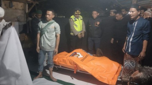 Petugas mengevakuasi lansia di Kelurahan Subagan, Karangasem, yang tewas akibat terpanggang saat rumahnya terbakar, Minggu (31/8/2025). (Dok. Polsek Karangasem)