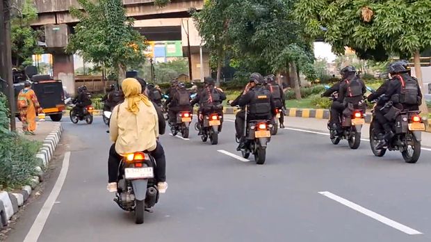 Polda Metro Jaya menggelar patroli skala besar untuk memastikan keamanan pasca rusuh, Senin (1/9/2025).