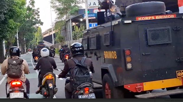 Polda Metro Jaya menggelar patroli skala besar untuk memastikan keamanan pasca rusuh, Senin (1/9/2025).