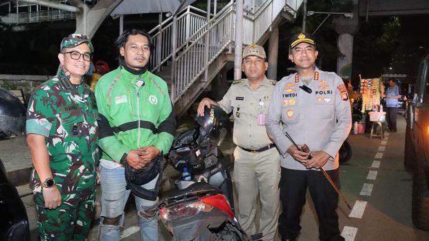 Polisi hingga TNI patroli skala besar di Jakarta Barat, Minggu (31/8/2025) malam pastikan situasi kondusif.