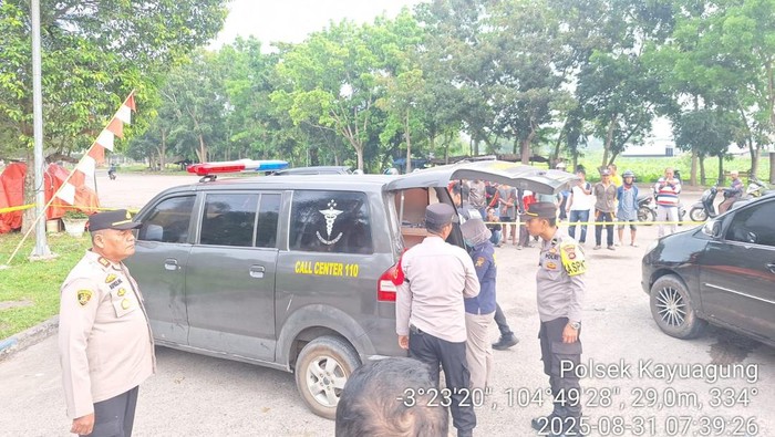 Polisi saat mengevakuasi korban keracunan AC dalam mobil di OKI.