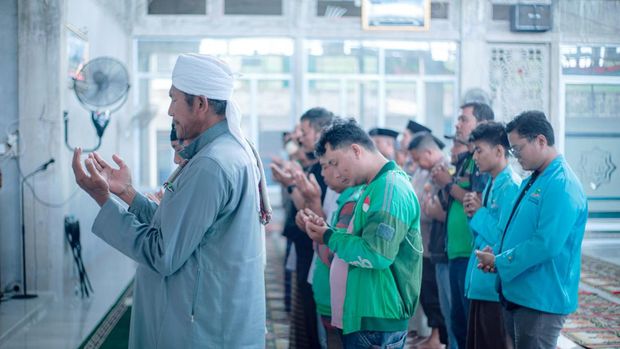 Polres Bengkalis bersama mahasiswa dan ojol menggelar salat gaib dan doa bersama untuk Affan Kurniawan, Sabtu (30/8/2025).