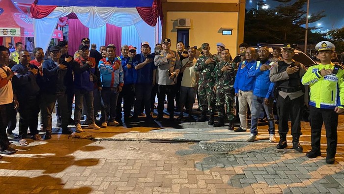 Polres Pelabuhan Tanjung Priok dan Polsek jajaran menggelar patroli skala besar di wilayahnya.