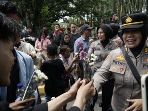 Momen Polwan Rayakan HUT ke-77 Bagikan Bunga ke Pedemo di DPRD Riau