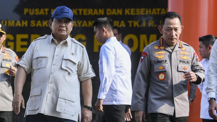 Prabowo Jenguk Polisi Terluka, Janjikan Pangkat Luar Biasa Presiden Prabowo Subianto melambaikan tangan usai menjenguk polisi yang dirawat di RS Polri Kramat Jati, Jakarta, Senin (1/9/2025). Presiden Prabowo Subianto menjenguk anggota polisi yang mengalami cedera dan luka-luka akibat kericuhan saat aksi unjuk rasa di Jakarta dan meminta Kapolri untuk menaikan pangkat luar biasa kepada anggota yang terluka. ANTARA FOTO/Hafidz Mubarak A