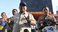 Ia juga menyampaikan apresiasi atas dedikasi dan pengorbanan aparat kepolisian dalam menjaga keamanan dan ketertiban masyarakat. “Saya minta Kapolri untuk memberikan kenaikan pangkat luar biasa kepada anggota-anggota yang terluka dalam menjalankan tugasnya. Ini adalah bentuk penghargaan negara atas pengabdian mereka,” kata Prabowo. ANTARA FOTO/Hafidz Mubarak A