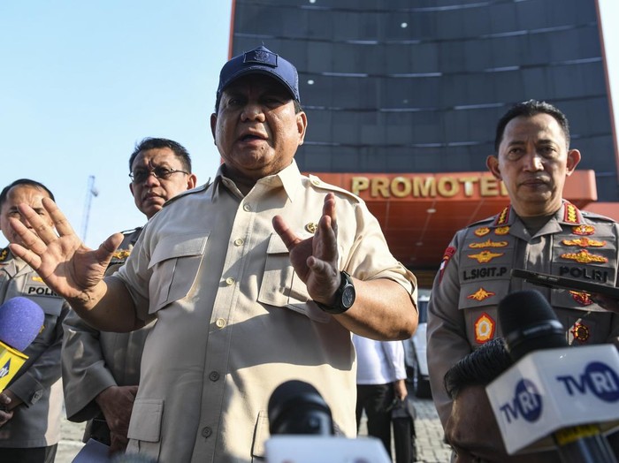 Presiden Prabowo Subianto melambaikan tangan usai menjenguk polisi yang dirawat di RS Polri Kramat Jati, Jakarta, Senin (1/9/2025). Presiden Prabowo Subianto menjenguk anggota polisi yang mengalami cedera dan luka-luka akibat kericuhan saat aksi unjuk rasa di Jakarta dan meminta Kapolri untuk menaikan pangkat luar biasa kepada anggota yang terluka. ANTARA FOTO/Hafidz Mubarak A