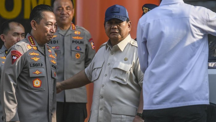 Prabowo Jenguk Polisi Terluka, Janjikan Pangkat Luar Biasa Presiden Prabowo Subianto melambaikan tangan usai menjenguk polisi yang dirawat di RS Polri Kramat Jati, Jakarta, Senin (1/9/2025). Presiden Prabowo Subianto menjenguk anggota polisi yang mengalami cedera dan luka-luka akibat kericuhan saat aksi unjuk rasa di Jakarta dan meminta Kapolri untuk menaikan pangkat luar biasa kepada anggota yang terluka. ANTARA FOTO/Hafidz Mubarak A