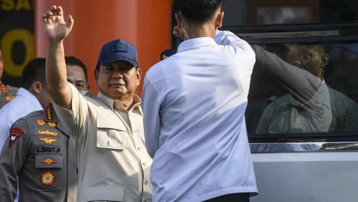 Prabowo Jenguk Polisi Terluka, Janjikan Pangkat Luar Biasa Presiden Prabowo Subianto melambaikan tangan usai menjenguk polisi yang dirawat di RS Polri Kramat Jati, Jakarta, Senin (1/9/2025). Presiden Prabowo Subianto menjenguk anggota polisi yang mengalami cedera dan luka-luka akibat kericuhan saat aksi unjuk rasa di Jakarta dan meminta Kapolri untuk menaikan pangkat luar biasa kepada anggota yang terluka. ANTARA FOTO/Hafidz Mubarak A