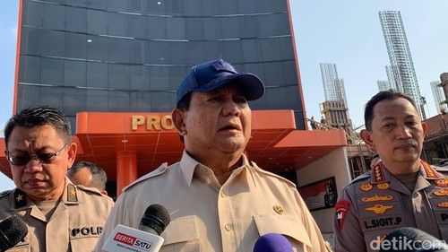 Presiden Prabowo Subianto menjenguk polisi yang terluka imbas menjaga demo di RS Polri, Kramat Jati, Jakarta Timur. (Firda/detikcom)