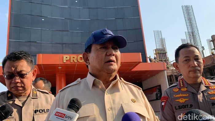 Presiden Prabowo Subianto menjenguk polisi yang terluka imbas menjaga demo di RS Polri, Kramat Jati, Jakarta Timur. (Firda/detikcom)