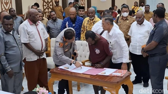 Proses mediasi terhadap 5 tahanan kasus perusakan rumah Gubernur Papua Barat Daya Elisa Kambu.
