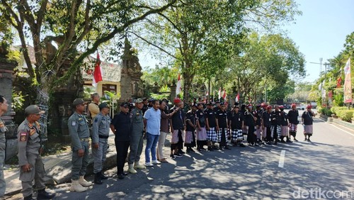 Puluhan pecalang penuhi Kantor DPRD Jembrana untuk melakukan antisipasi terjadinya demo anarkis, Senin (1/9/2025)