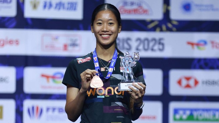 Putri Kusuma Wardani di podium Kejuaraan Dunia Bulutangkis 2025