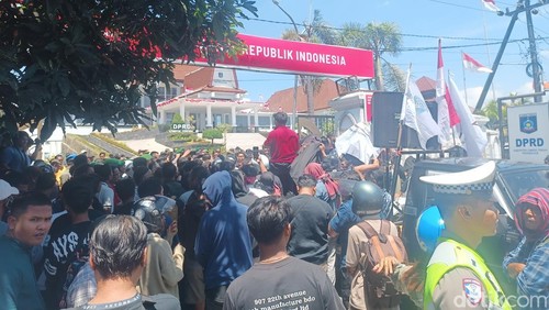 Ratusan massa aksi damai di depan kantor DPRD Lombok Tengah, Senin (1/9/2025).