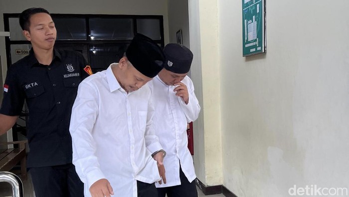 Reza dan Deva saat hendak menjalani sidang di Pengadilan Negeri Gresik.
