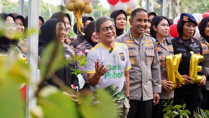 Rocky Gerung memuji polwan Polda Riau yang berada di garis terdepan mengawal aksi demo. Kehadiran polwan di depan massa membawa kedamaian dan keakraban. (dok Polda Riau)