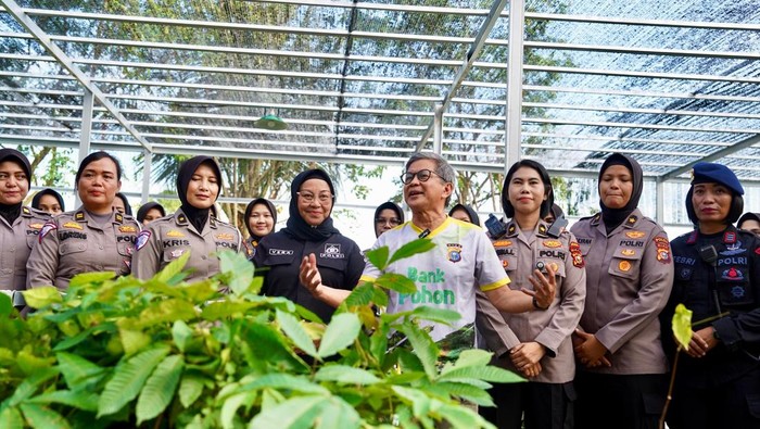 Rocky Gerung memuji polwan Polda Riau yang berada di garis terdepan mengawal aksi demo. Kehadiran polwan di depan massa membawa kedamaian dan keakraban. (dok Polda Riau)
