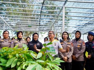 Rocky Gerung Puji Polwan Polda Riau Kawal Demo: Penting untuk Damai Negeri