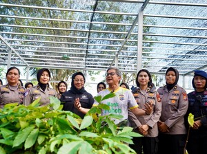 Rocky Gerung Puji Polwan Polda Riau Kawal Demo: Penting untuk Damai Negeri