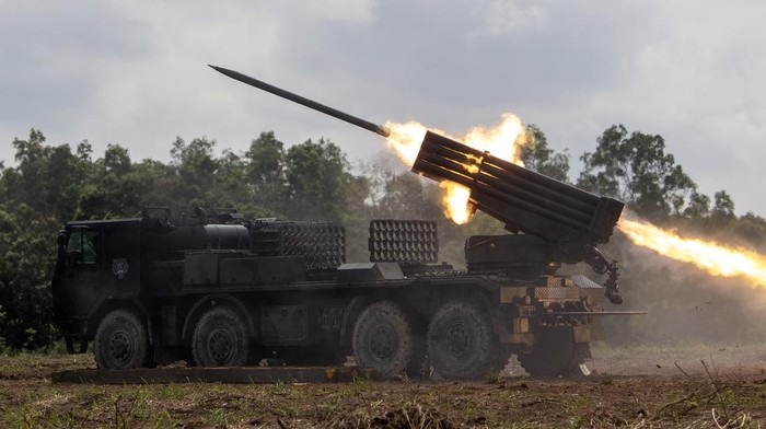 Roket Menggelegar di Langit Sumsel, Super Garuda Shield 2025 Panaskan Medan Latihan Roket Vampire RM-70 Grade ditembakan dalam serangan darat Latihan Gabungan Bersama (Latgabma) Super Garuda Shield 2025 di Pusat Latihan Tempur (Puslatpur) di Martapura, Ogan Komering Ulu (OKU) Timur, Sumatera Selatan, Senin (1/9/2025). Operasi tersebut untuk menggempur pertahanan musuh dari jarak jauh pada skenario Latgabma Super Garuda Shield 2025. ANTARA FOTO/Nova Wahyudi