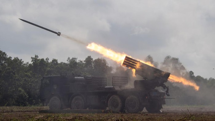 Roket Menggelegar di Langit Sumsel, Super Garuda Shield 2025 Panaskan Medan Latihan Roket Vampire RM-70 Grade ditembakan dalam serangan darat Latihan Gabungan Bersama (Latgabma) Super Garuda Shield 2025 di Pusat Latihan Tempur (Puslatpur) di Martapura, Ogan Komering Ulu (OKU) Timur, Sumatera Selatan, Senin (1/9/2025). Operasi tersebut untuk menggempur pertahanan musuh dari jarak jauh pada skenario Latgabma Super Garuda Shield 2025. ANTARA FOTO/Nova Wahyudi