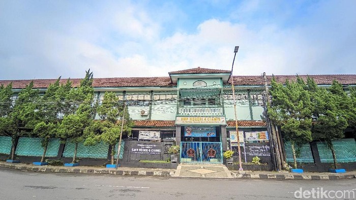Salah satu sekolah SMP yang dekat dengan gedung DPRD Ciamis tampak lengang karena memberlakukan pembelajaran jarak jauh