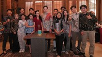 Giorgio Antonio ada di sisi Sarwendah saat makan-makan merayakan ulang tahun bersama keluarga. (Foto: dok Instagram sarwendah29)
