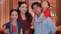 Sarwendah tetap berusaha ceria dalam menyambut usia baru saat bersama keluarga. Walaupun orang terdekat pergi, aku tetap harus kuat dan bertahan karena masih banyak juga yang bergantung padaku. Selagi masih bernafas, yuk kita jalani bareng-bareng yah. Aku doakan diriku akan selalu berada didalam naungan kebaikan Tuhan. 36 tahun yang begitu spesial, untuk diriku selamat ulang tahun yah! tulisnya. (Foto: dok Instagram sarwendah29)