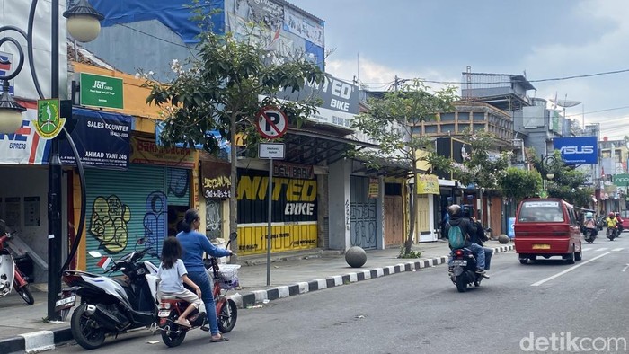 Sebagian pertokoan di Jalan Ahmad Yani, Kota Sukabumi tutup saat demo mahasiswa