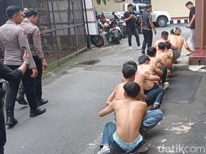 Video: Polisi Ciduk Puluhan Penyusup saat Aksi Damai Ojol di Tasikmalaya