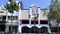 Meski mayoritas toko tutup, masih ada beberapa outlet yang buka. Salah satunya resto cepat saji di area Malioboro.