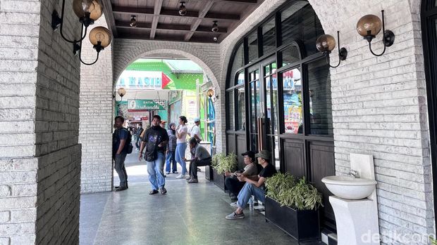 Sejumlah toko di kawasan Malioboro Jogja, Senin (1/9/2025) tutup.