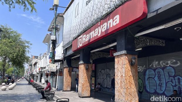 Sejumlah toko di kawasan Malioboro Jogja, Senin (1/9/2025) tutup.