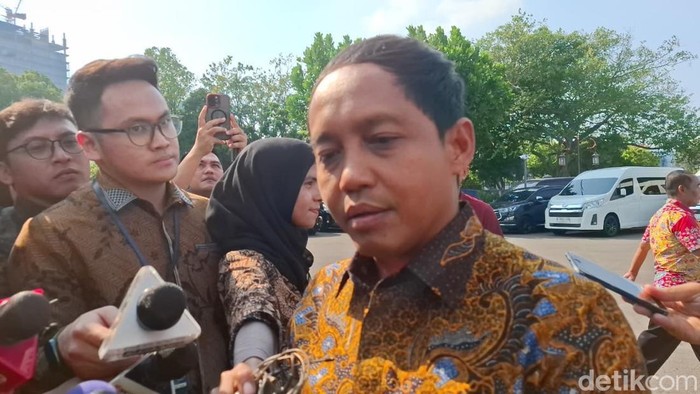Sekjen PSI Raja Juli Antoni.
