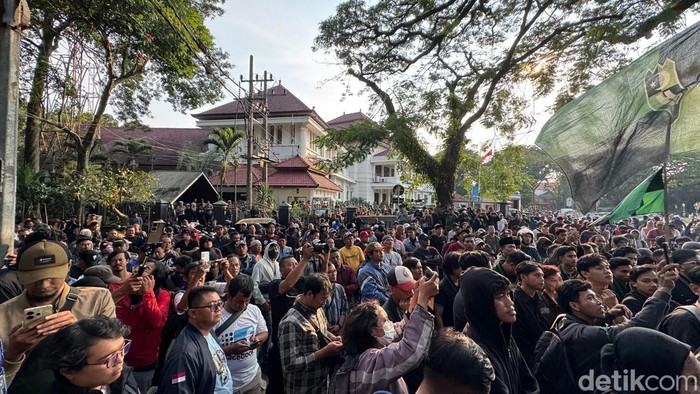 Seribu elemen warga Malang kawal demontrasi di DPRD Kota Malang