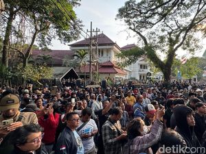 1000 Warga Kawal Aksi Damai yang Berlangsung di DPRD Kota Malang