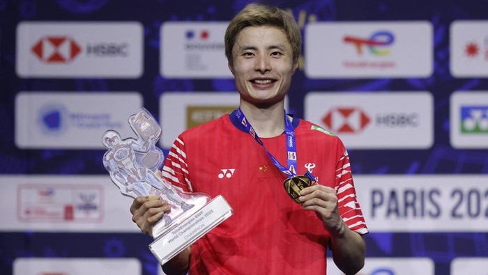 Badminton - BWF World Championships - Adidas Arena, Paris, France - August 31, 2025 Gold medallist Chinas Yu Qi Shi celebrates on the podium after winning the mens final REUTERS/Stephanie Lecocq