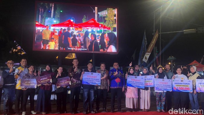 Pusat kuliner malam Simpang Odah Etam di Tenggarong resmi berusia satu tahun. Peringatan tersebut dihadiri Bupati Kutai Kartanegara (Kukar) Aulia Rahman Basri pada Minggu (31/8) malam, sekaligus menjadi momentum penting bagi perkembangan UMKM lokal.