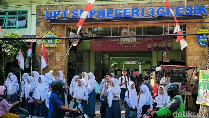 Siswa SMP Negeri 3 Gresik saat pulang sekolah
