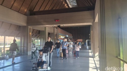 Kondisi arah menuju kedatangan domestik di Bandara International I Gusti Ngurah Rai, Senin (1/9/2025). (Fabiola Dianira)