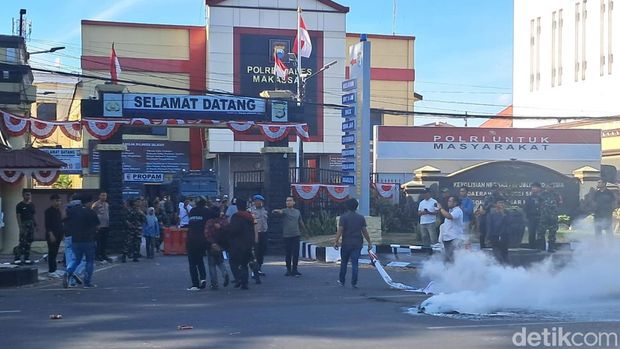 Situasi demo di depan Mapolrestabes Makassar.