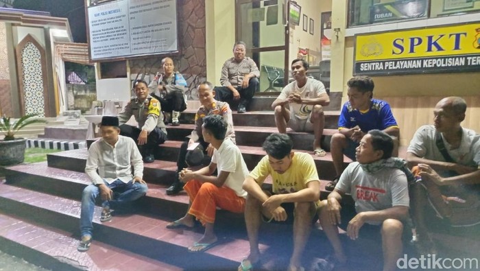 Solidaritas Warga Tuban, Ikut Berjaga di Polsek Cegah Kericuhan