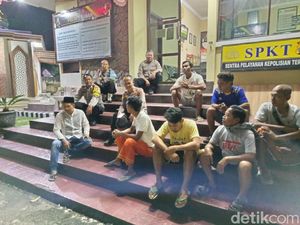 Solidaritas Warga Tuban Ikut Berjaga di Polsek Cegah Kericuhan