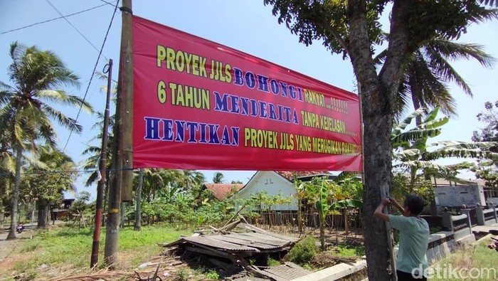 Spanduk protes terpasang di JJLS wilayah Karangwuni, Wates, Kulon Progo, Senin (1/9/2025).