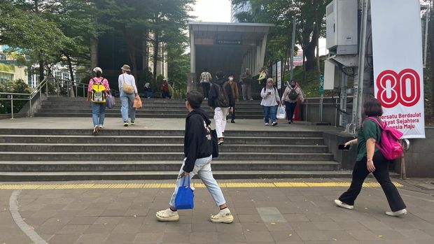 Stasiun KRL dan MRT Dukuh Atas tampak lengang pagi ini