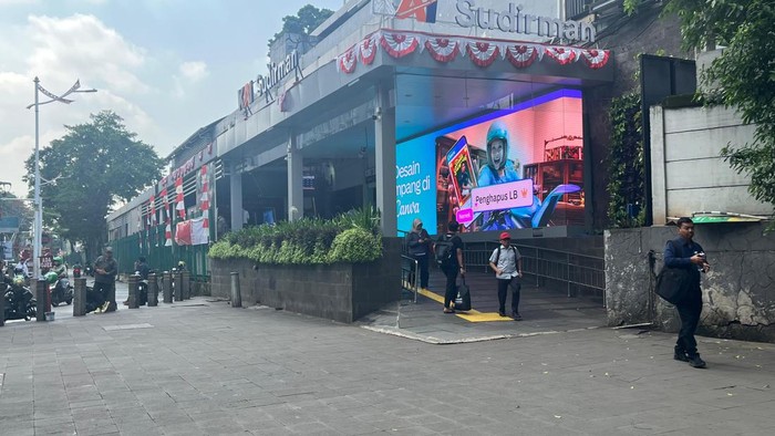 Stasiun KRL dan MRT Dukuh Atas tampak lengang pagi ini