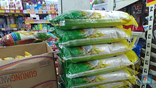 Stok beras di gerai ritel modern kawasan Setiabudi mulai tersedia, Senin (1/9/2025). (CNBC Indonesia/Martyasari Rizky)