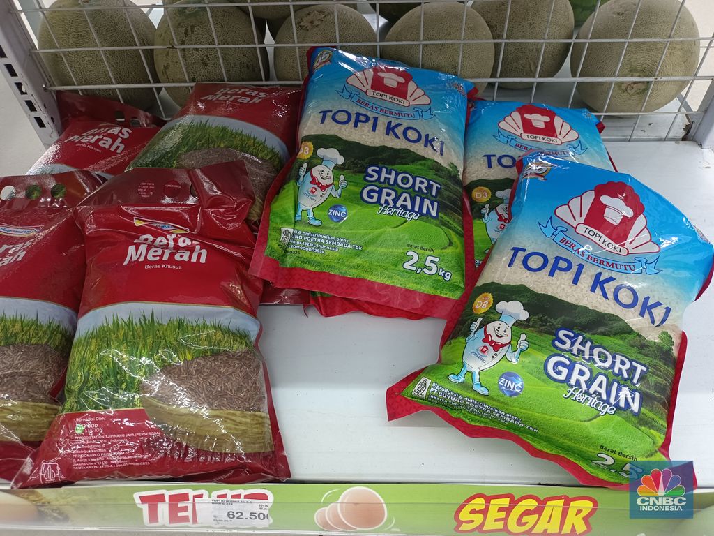 Stok beras di gerai ritel modern kawasan Setiabudi mulai tersedia, Senin (1/9/2025). (CNBC Indonesia/Martyasari Rizky)