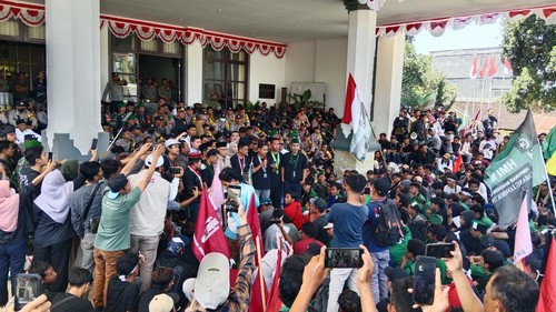 Suasana demonstrasi di gedung DPRD Lombok Timur, NTB. Senin (1/9/2025). (Sanusi Ardi W/detikBali)